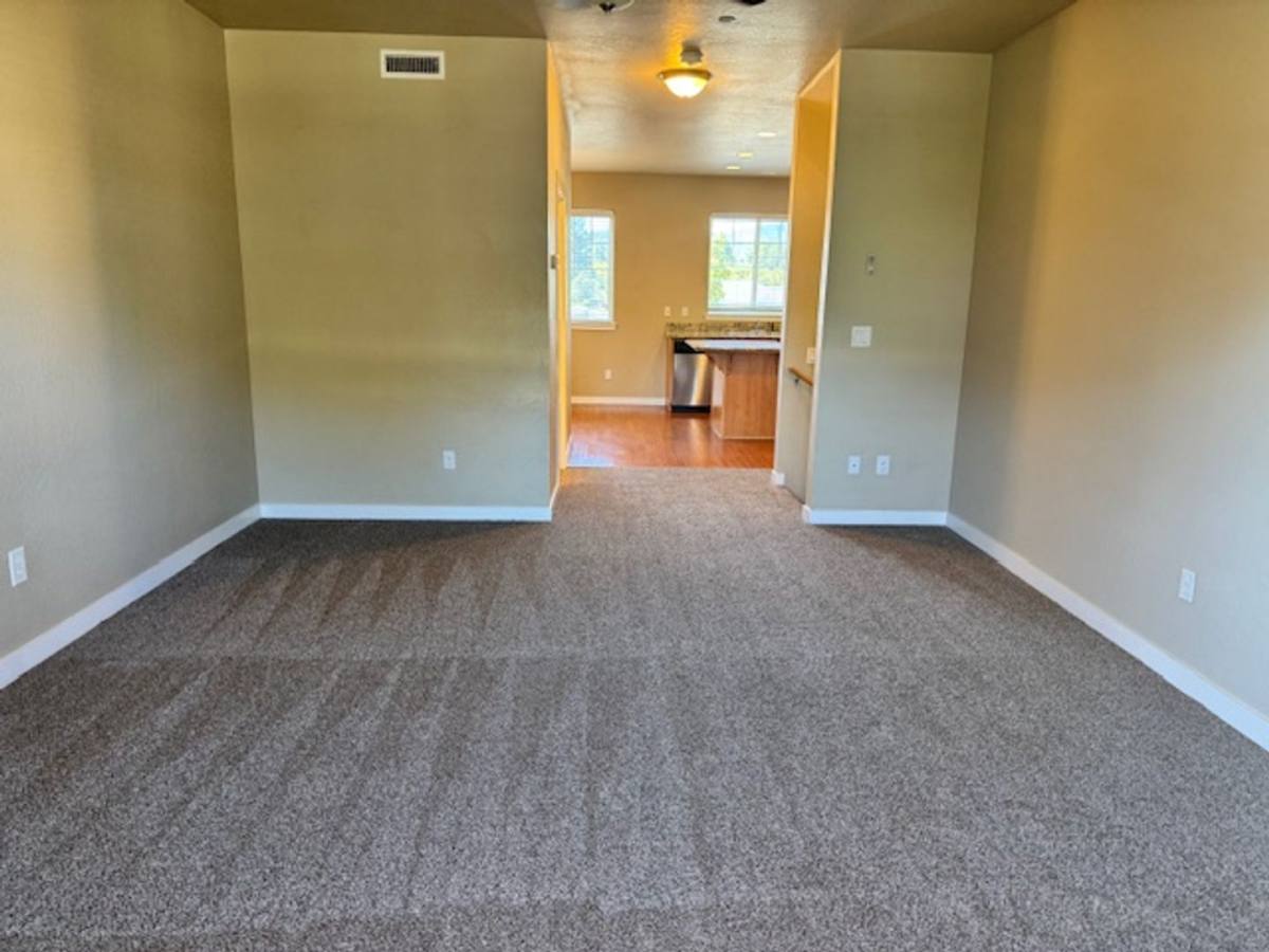 Townhouse for rent at 814 Overcup St, Medford, OR 97501