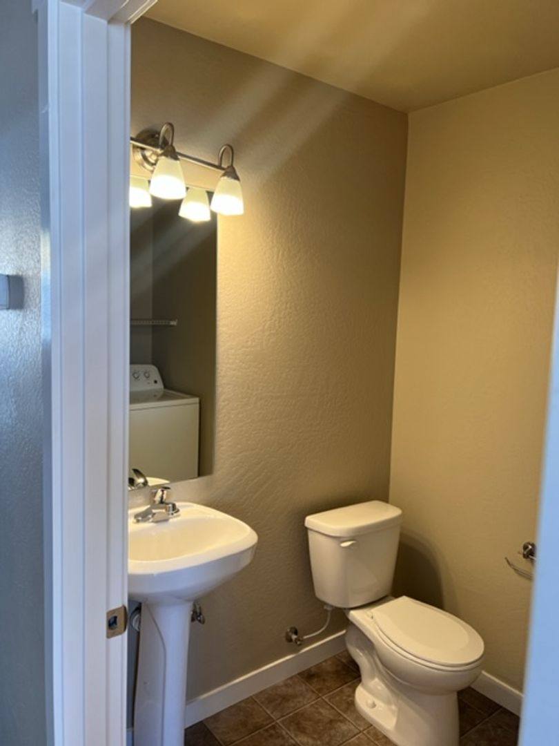 Townhouse for rent at 814 Overcup St, Medford, OR 97501