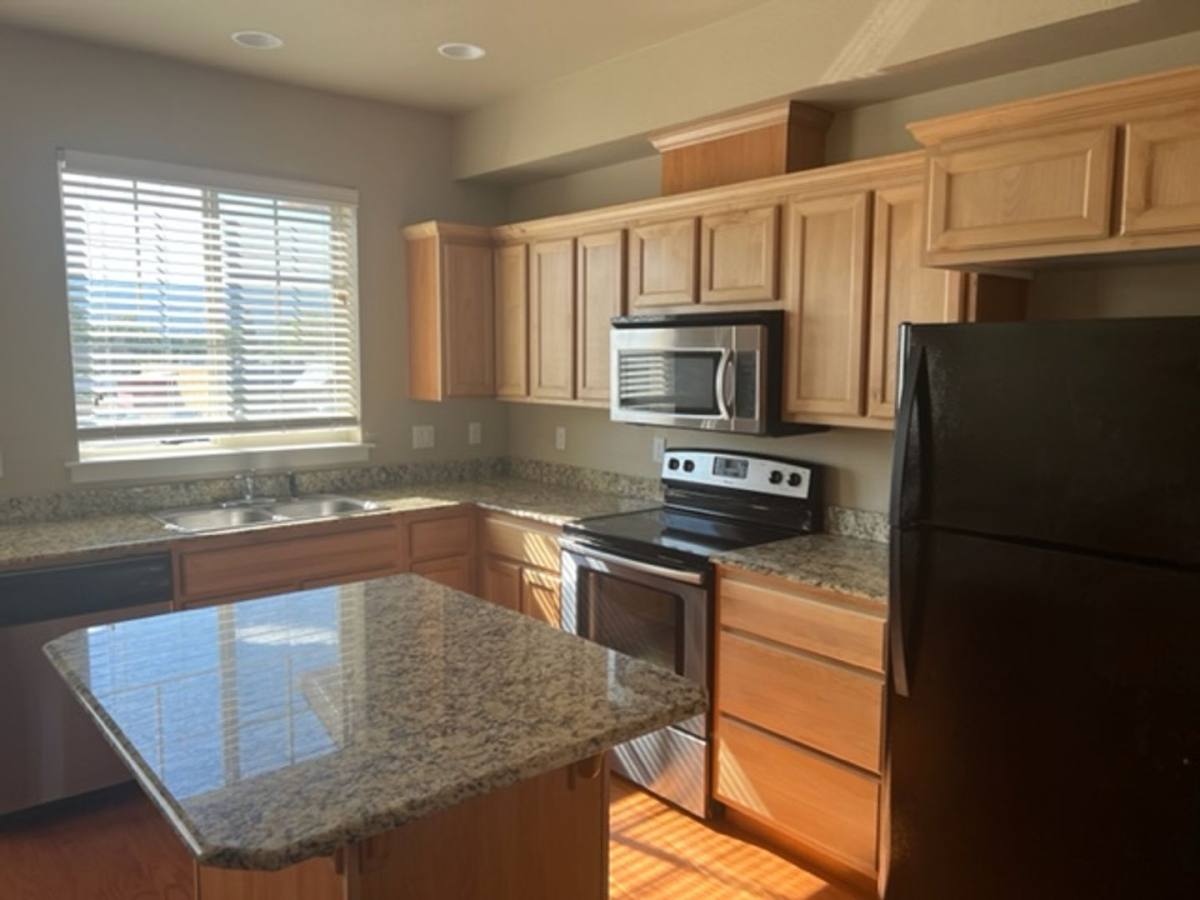 Townhouse for rent at 814 Overcup St, Medford, OR 97501