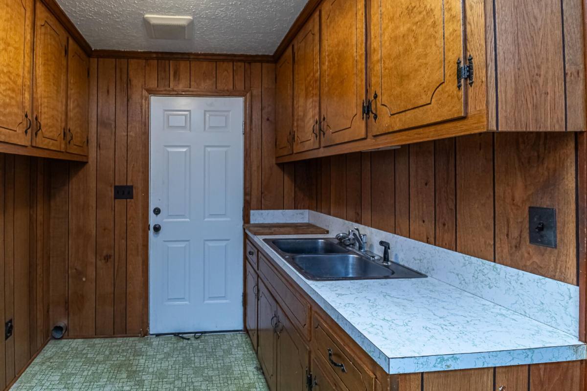 House for rent at 1296 Country Club Rd, Mount Olive, NC 28365