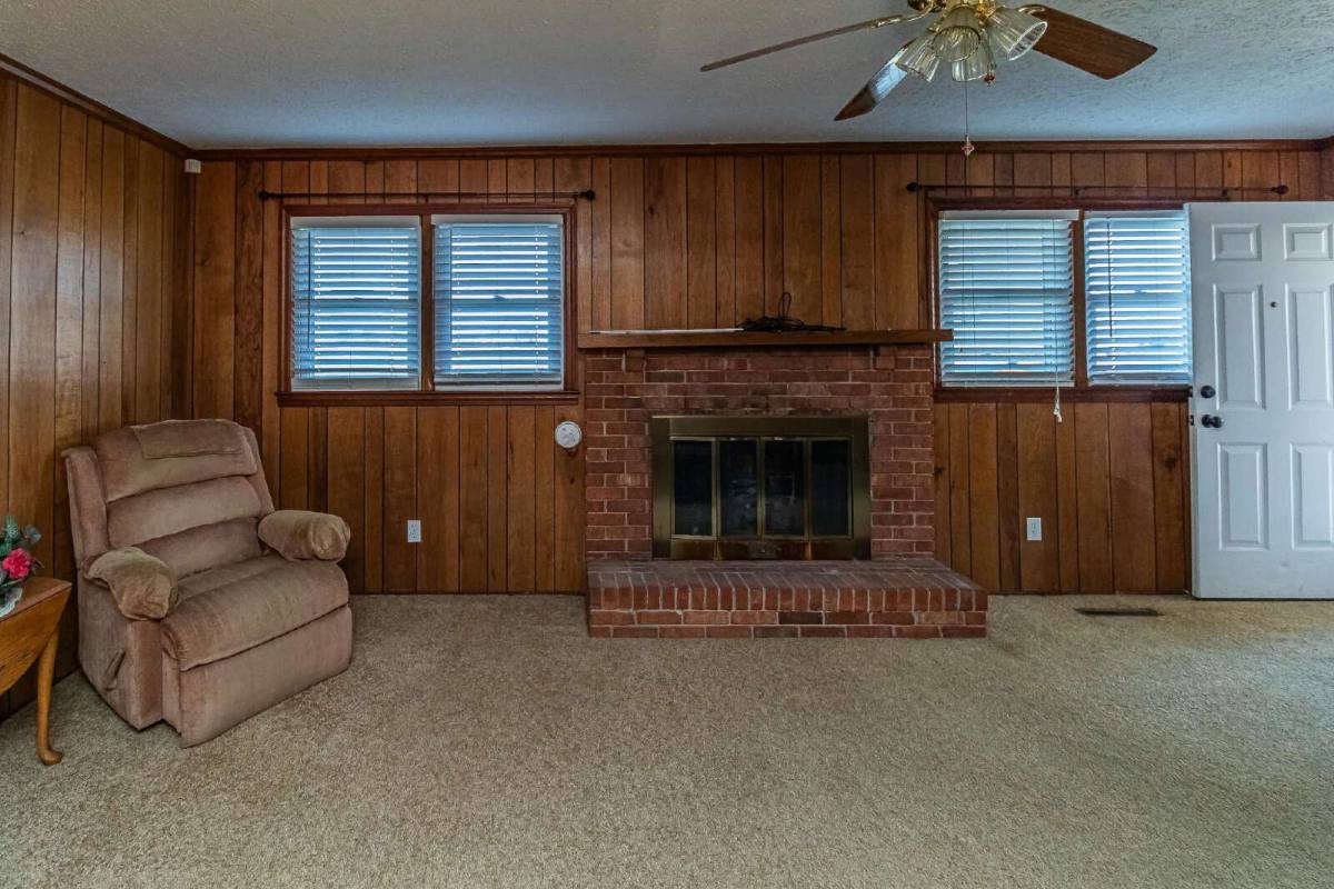 House for rent at 1296 Country Club Rd, Mount Olive, NC 28365
