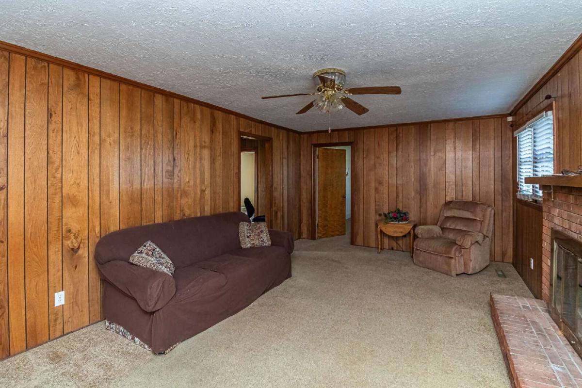 House for rent at 1296 Country Club Rd, Mount Olive, NC 28365