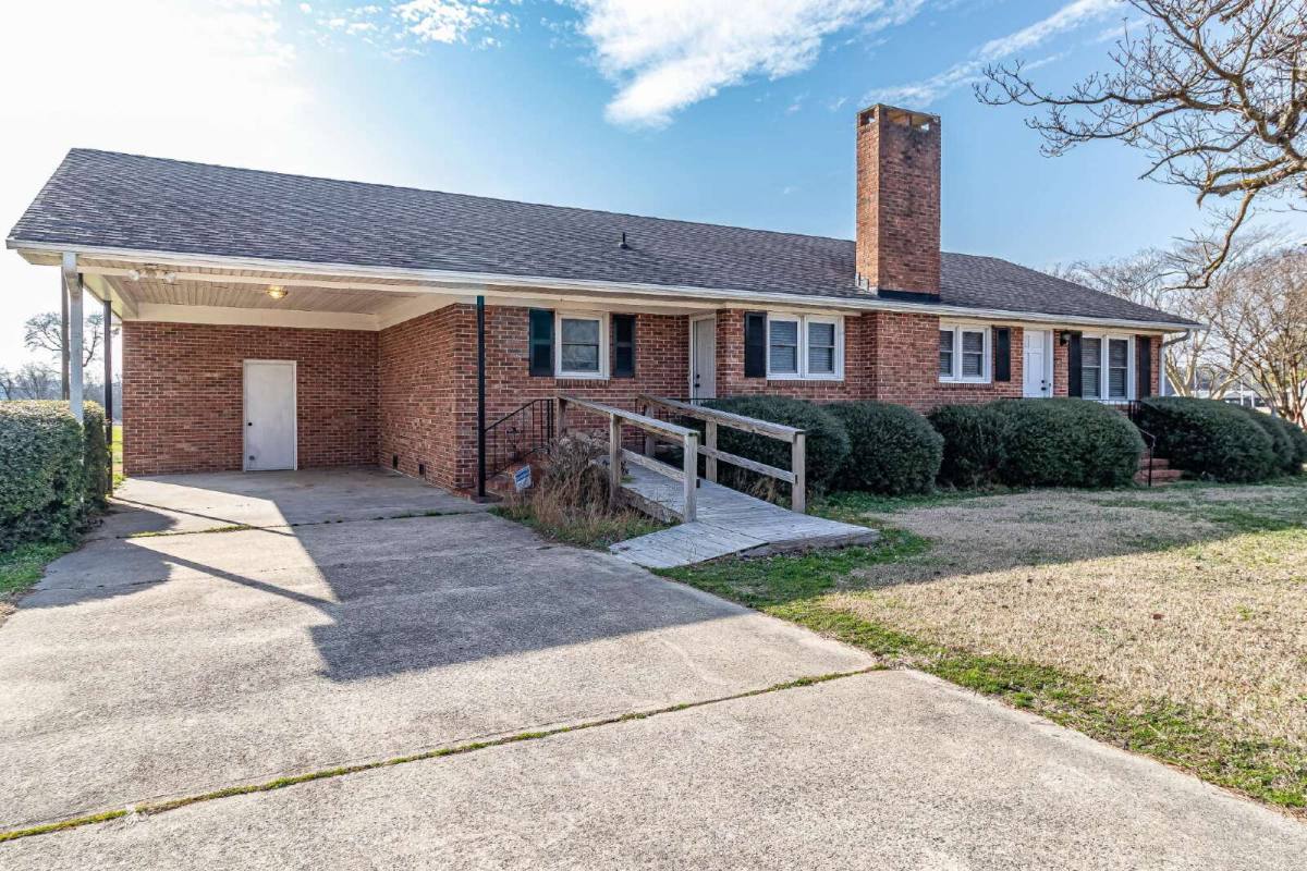 House for rent at 1296 Country Club Rd, Mount Olive, NC 28365