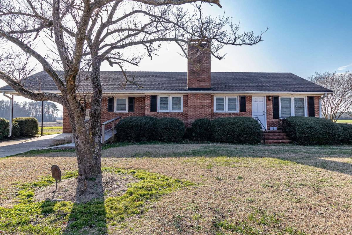 House for rent at 1296 Country Club Rd, Mount Olive, NC 28365