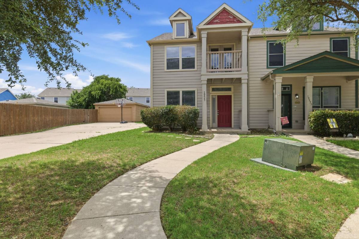 Townhouse for rent at 10849 Astor Dr, Keller, TX 76244