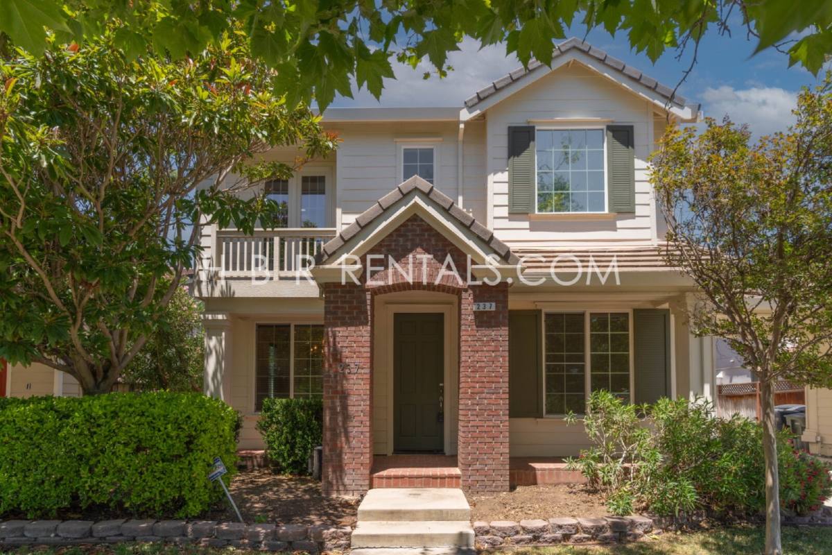 House for rent at 237 E Legacy Dr, Tracy, CA 95391