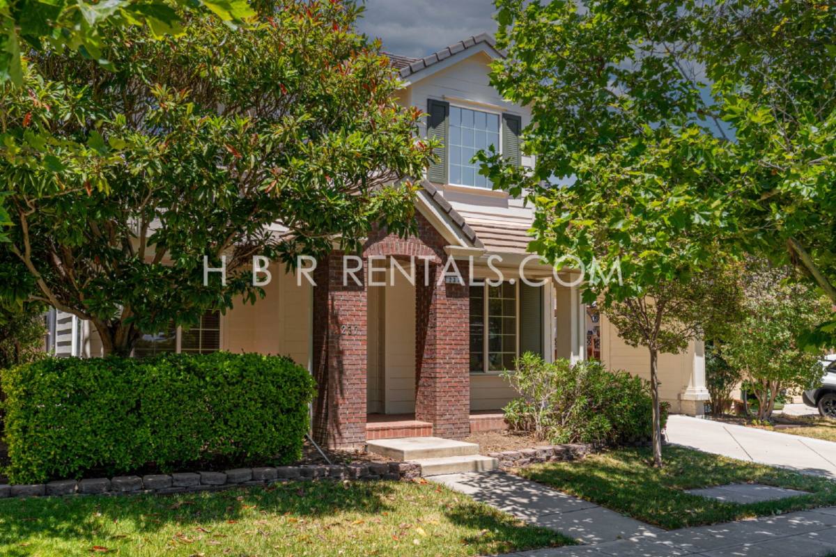 House for rent at 237 E Legacy Dr, Tracy, CA 95391