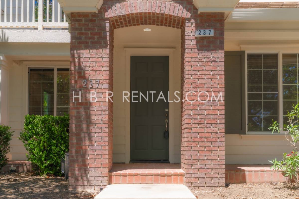 House for rent at 237 E Legacy Dr, Tracy, CA 95391