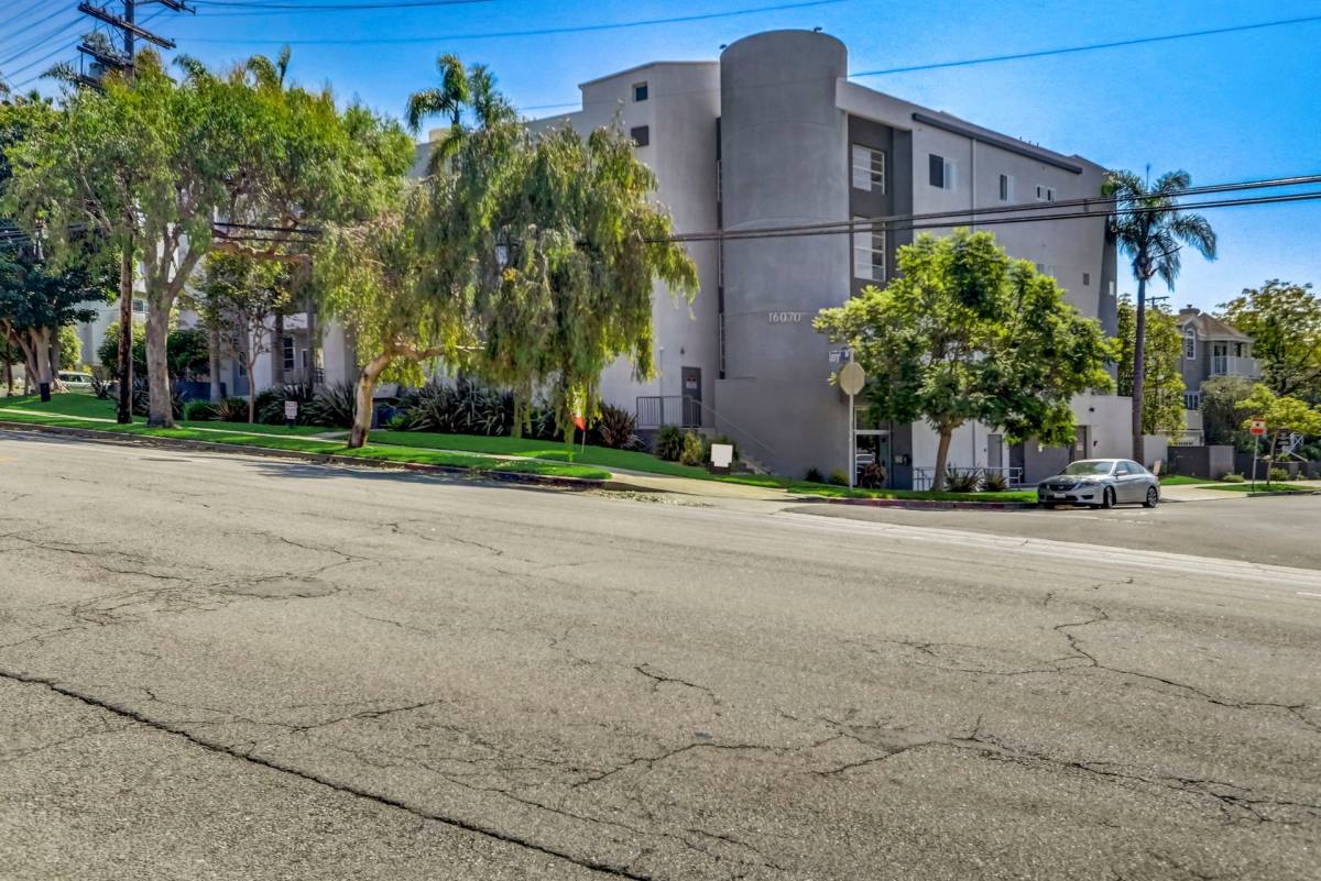 Apartment for rent at 16070 Sunset Blvd, Pacific Palisades, CA 90272