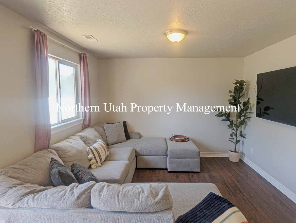 House for rent at 1287 W 2000 N, Clearfield, UT 84015