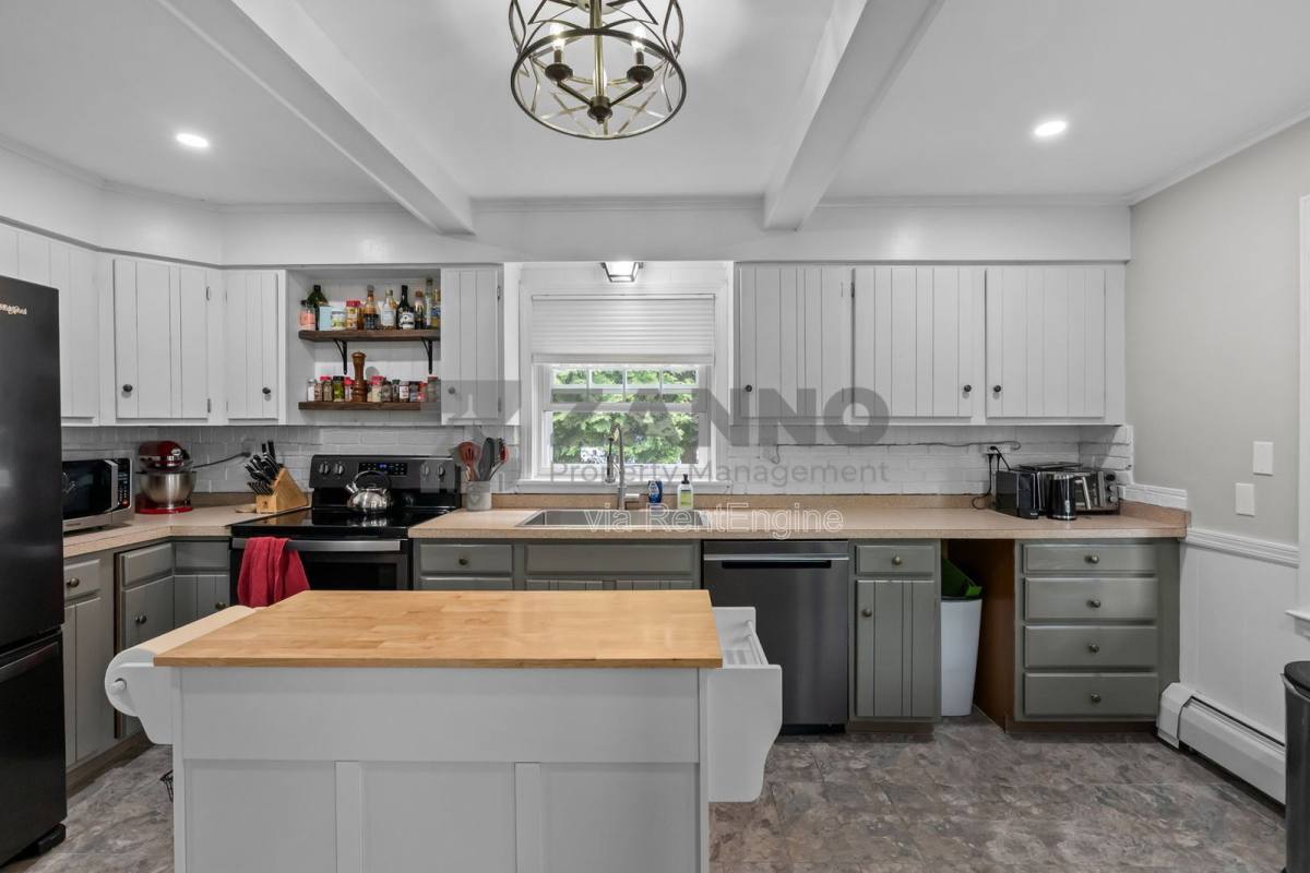 House for rent at 14 Verndale Circle, Bristol, RI 02809