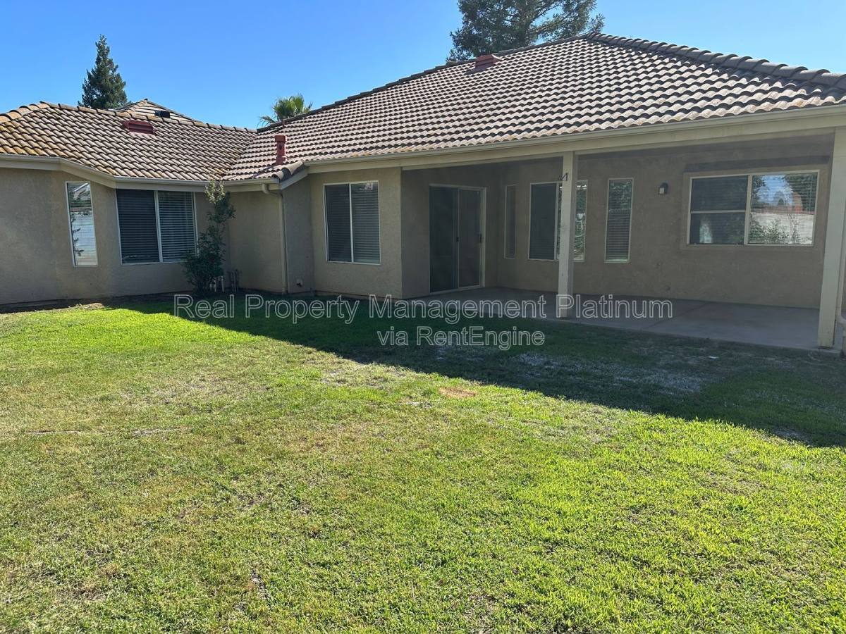 House for rent at 8552 N Meridian Ave, Fresno, CA 93720