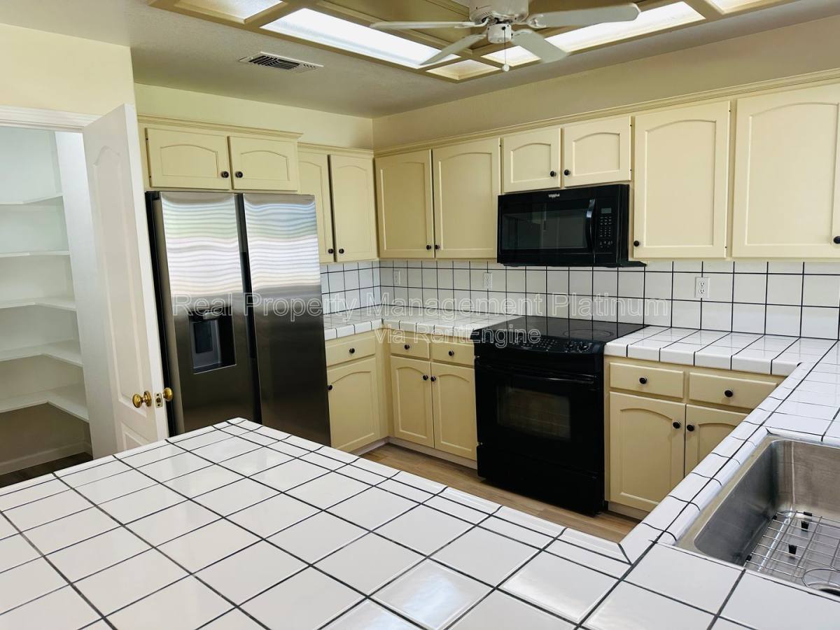 House for rent at 8552 N Meridian Ave, Fresno, CA 93720