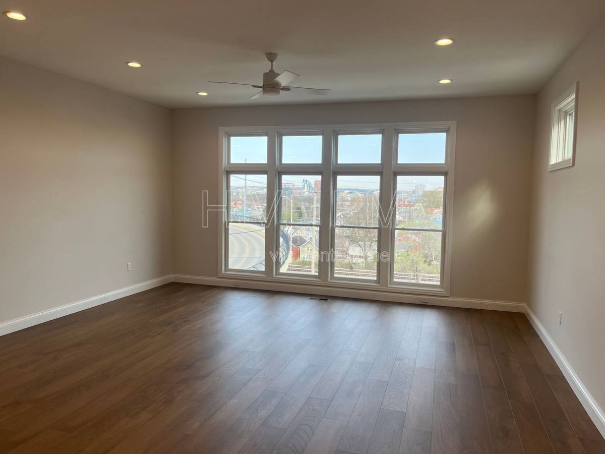 Townhouse for rent at 140 W 13th St, Newport, KY 41071