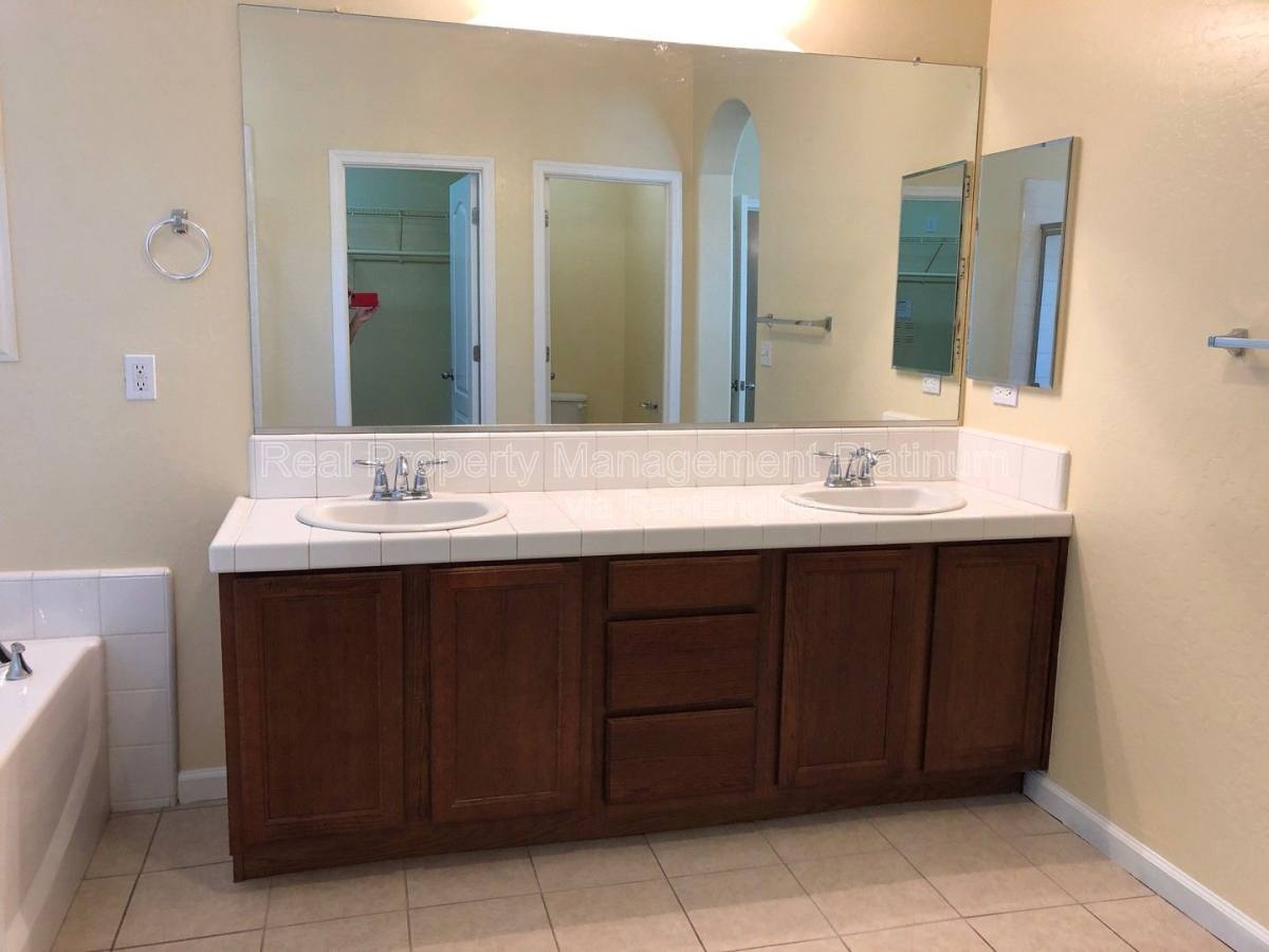 House for rent at 4437 W Pinsapo Dr, Fresno, CA 93722