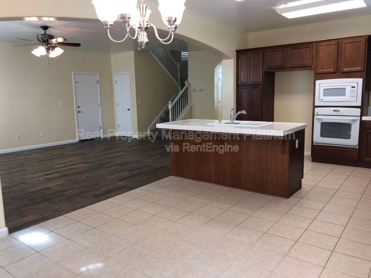 House for rent at 4437 W Pinsapo Dr, Fresno, CA 93722