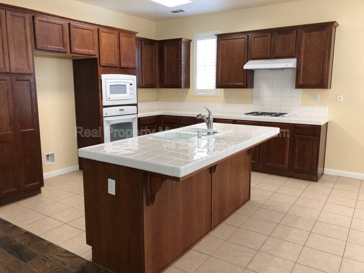 House for rent at 4437 W Pinsapo Dr, Fresno, CA 93722