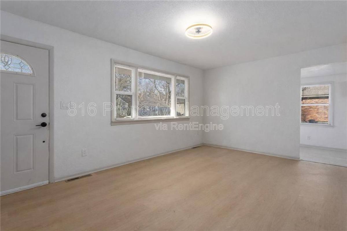 House for rent at 609 SE Florence Ave, Lees Summit, MO 64063