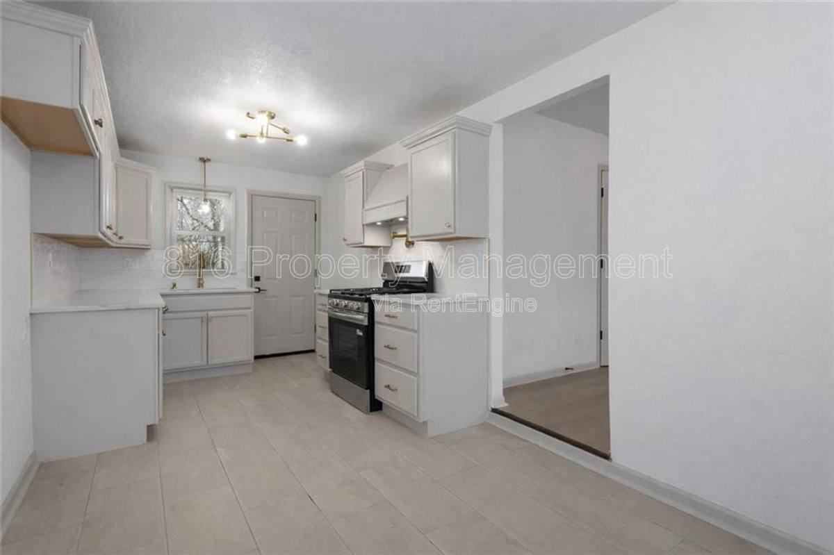House for rent at 609 SE Florence Ave, Lees Summit, MO 64063