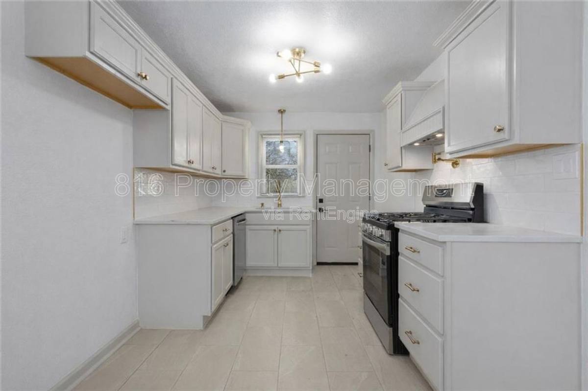 House for rent at 609 SE Florence Ave, Lees Summit, MO 64063