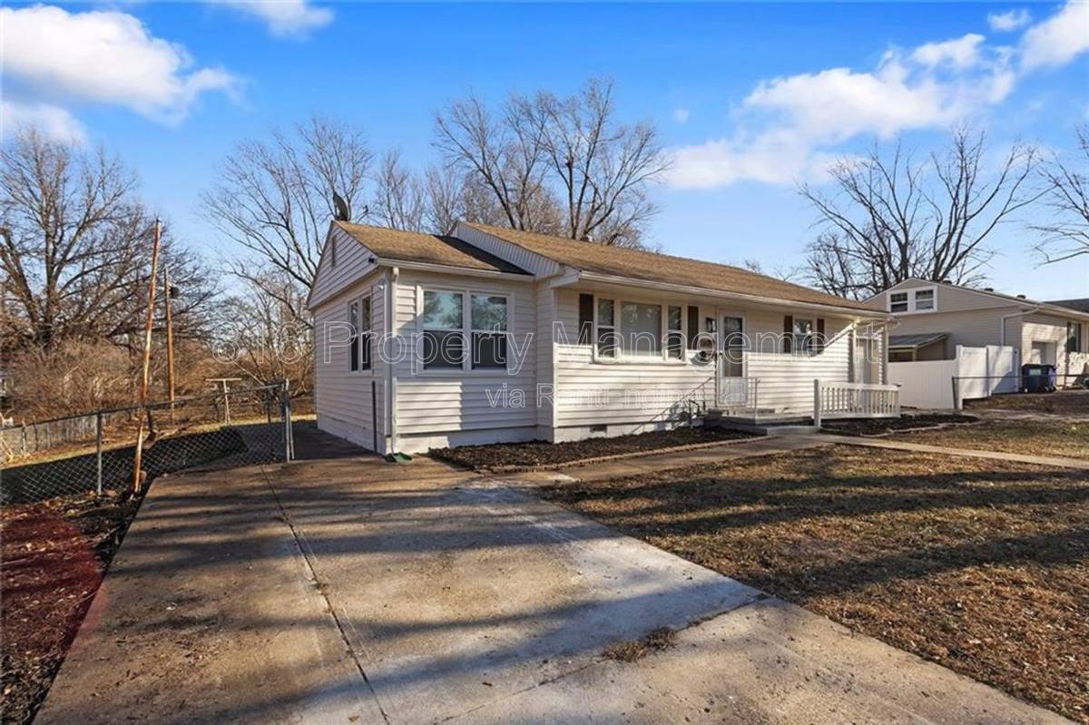 House for rent at 609 SE Florence Ave, Lees Summit, MO 64063