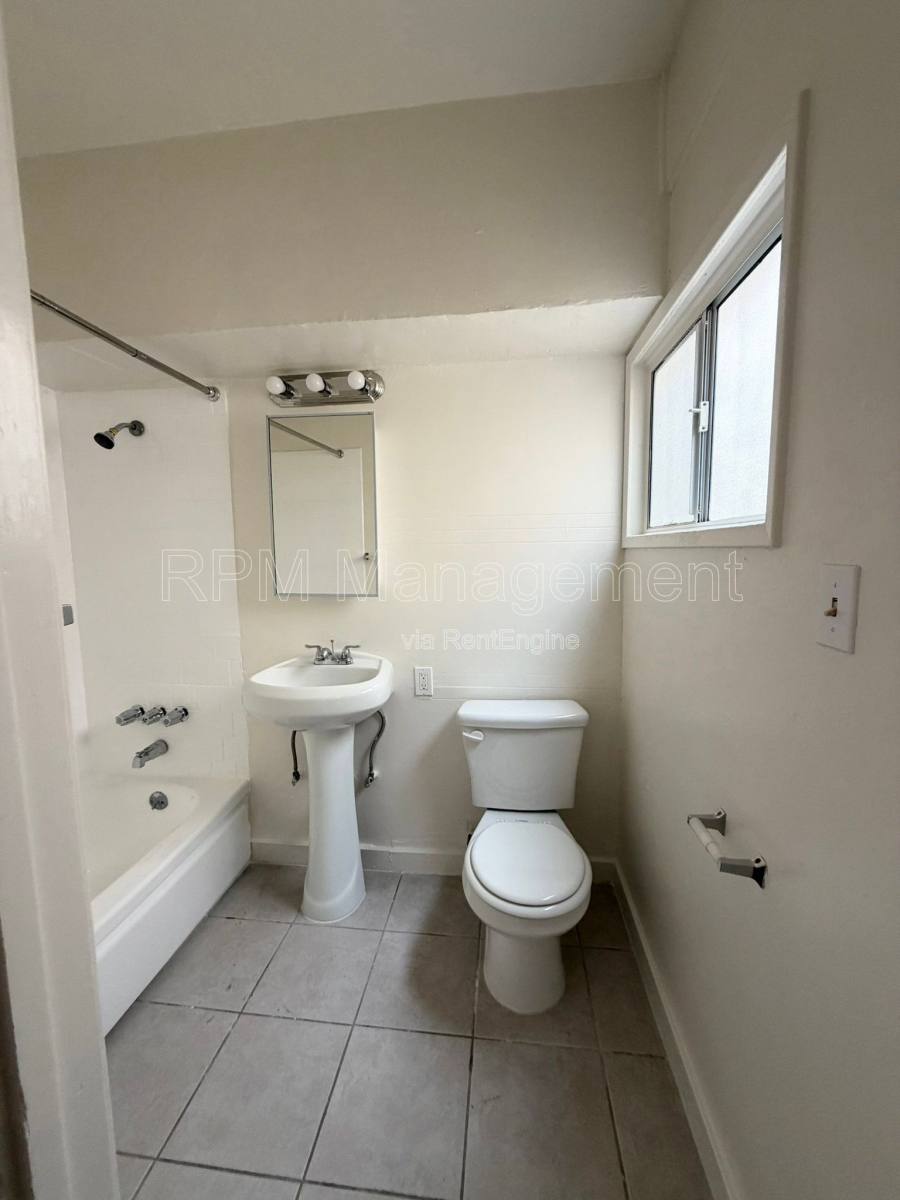 Apartment for rent at 7032 Hawthorn Ave #4, Los Angeles, CA 90028