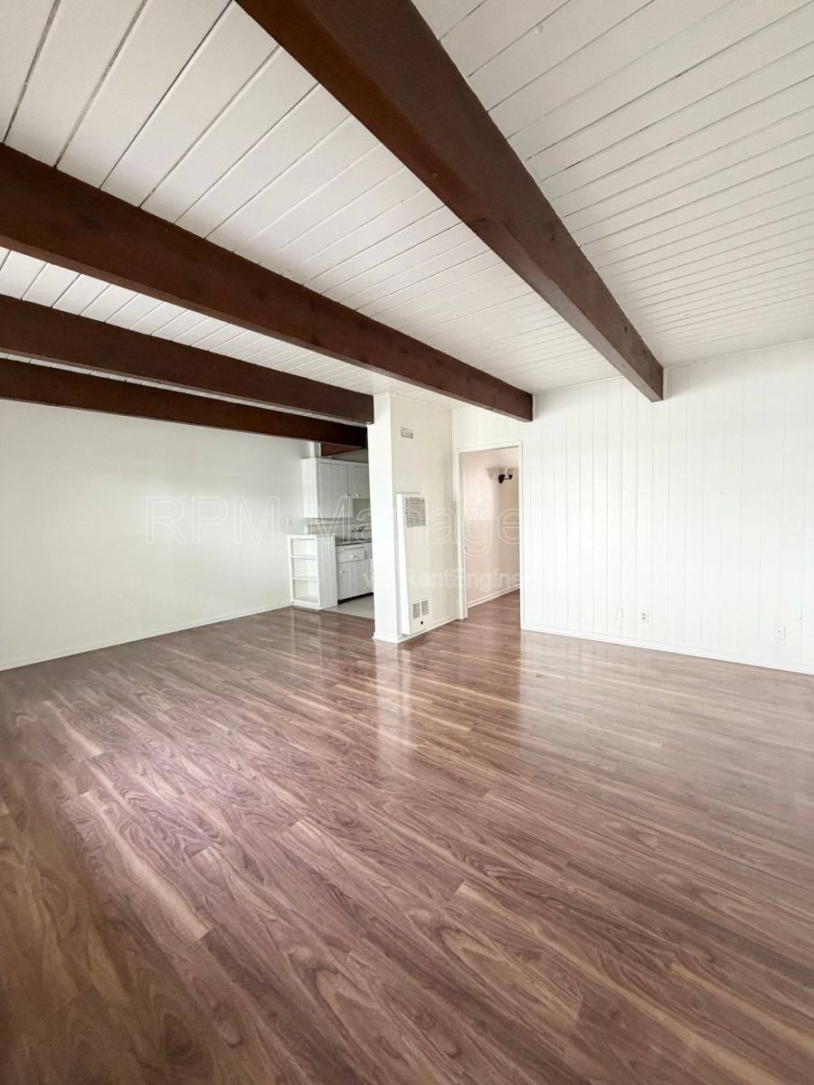 Apartment for rent at 7032 Hawthorn Ave #4, Los Angeles, CA 90028