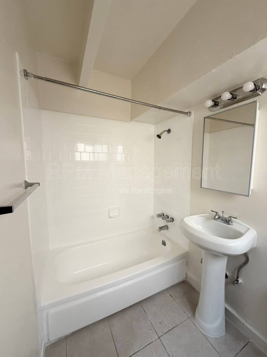Apartment for rent at 7032 Hawthorn Ave #4, Los Angeles, CA 90028