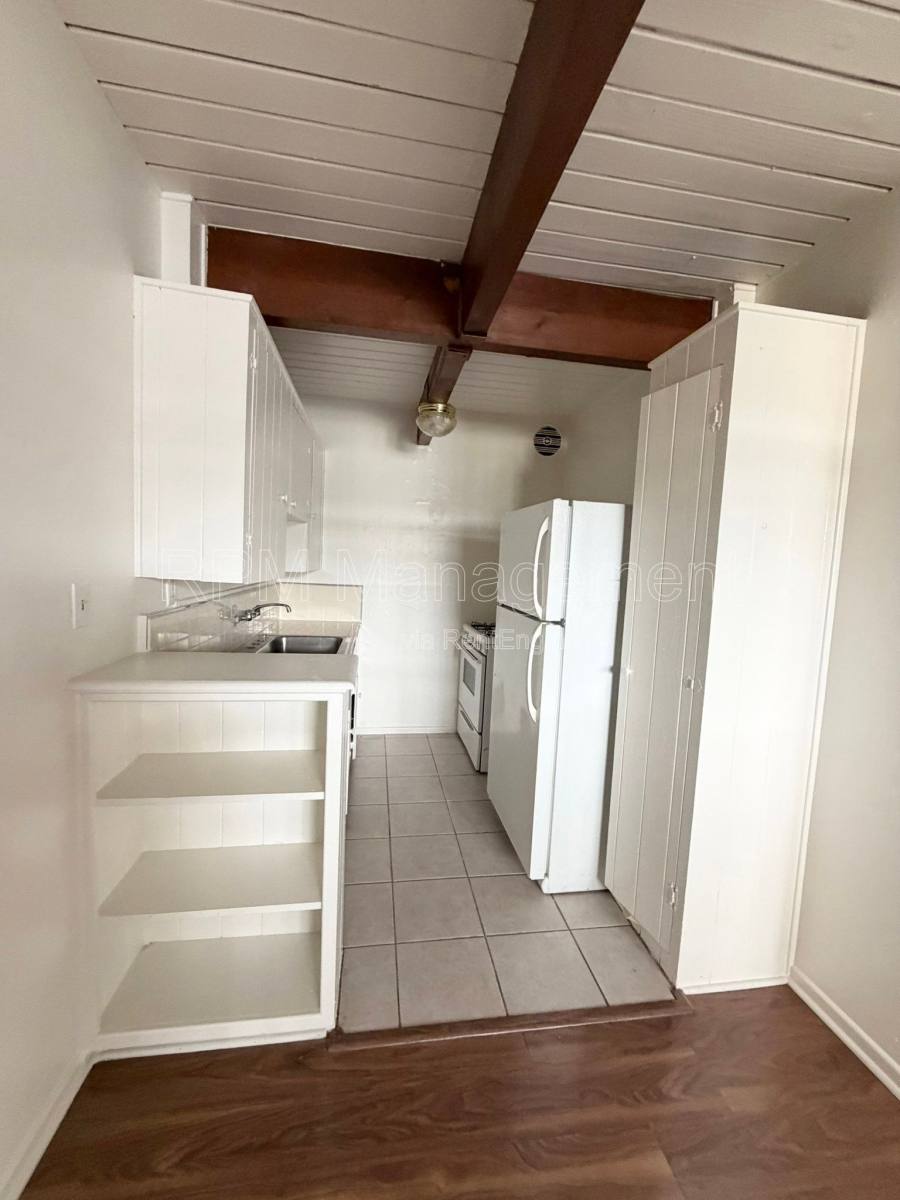 Apartment for rent at 7032 Hawthorn Ave #4, Los Angeles, CA 90028
