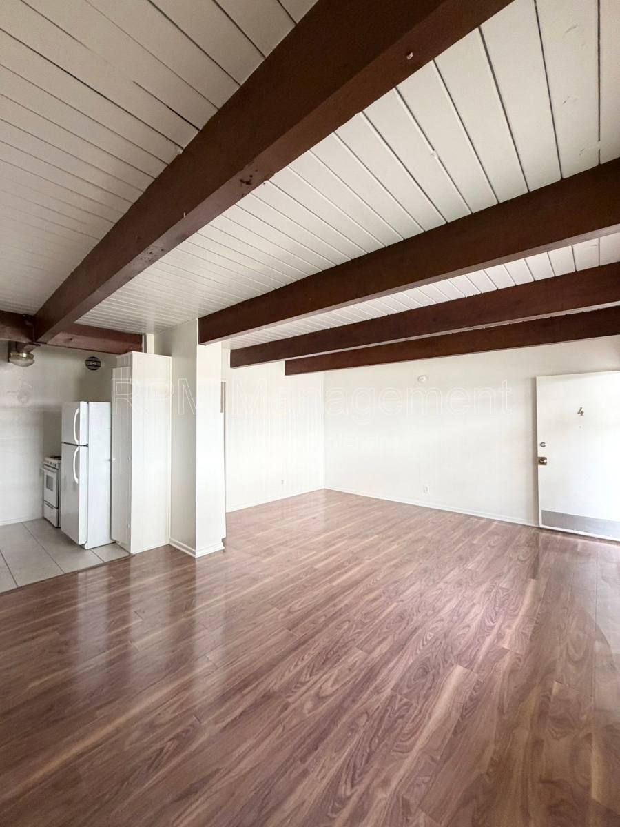 Apartment for rent at 7032 Hawthorn Ave #4, Los Angeles, CA 90028