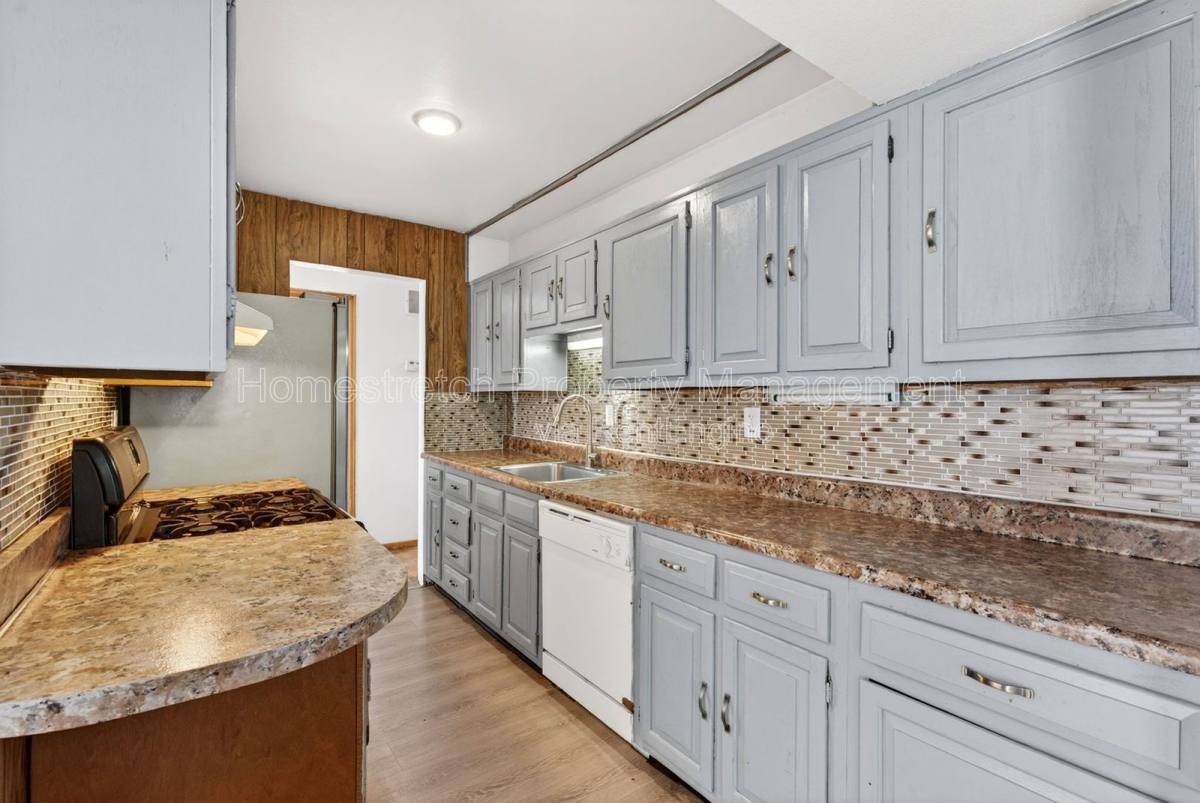 House for rent at 432 Midlothian Rd, Saint Louis, MO 63137