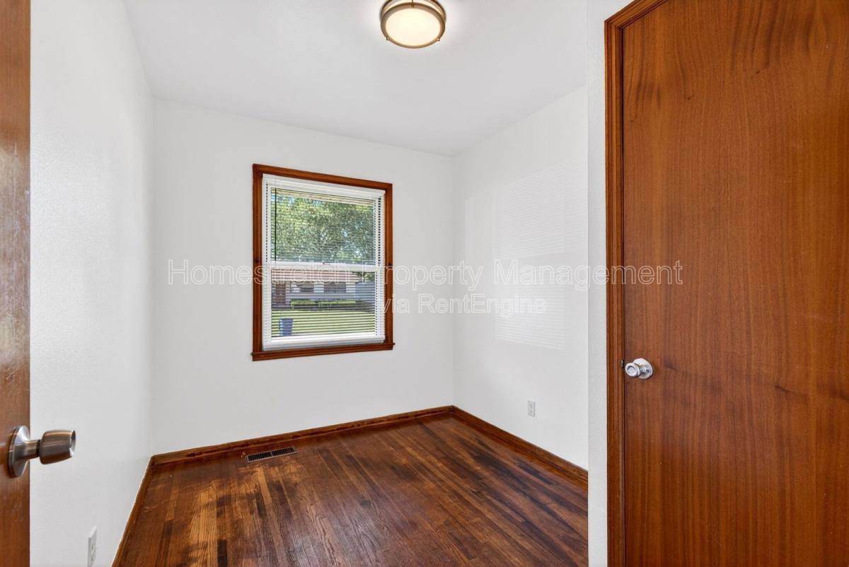 House for rent at 432 Midlothian Rd, Saint Louis, MO 63137