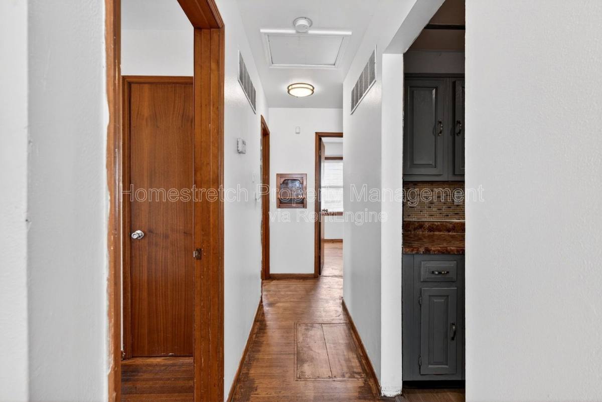 House for rent at 432 Midlothian Rd, Saint Louis, MO 63137
