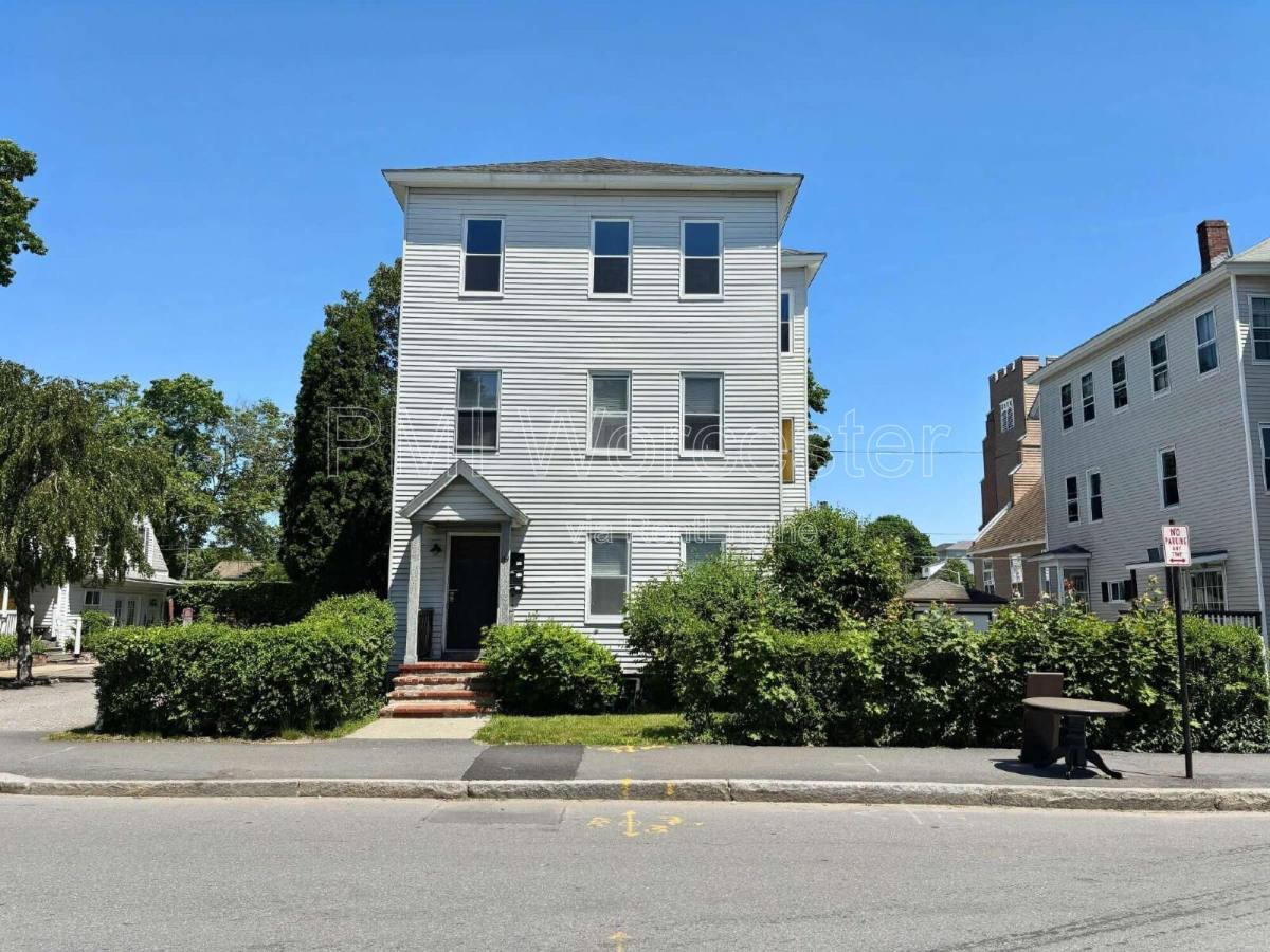 Apartment for rent at 119 W St, Worcester, MA 01609