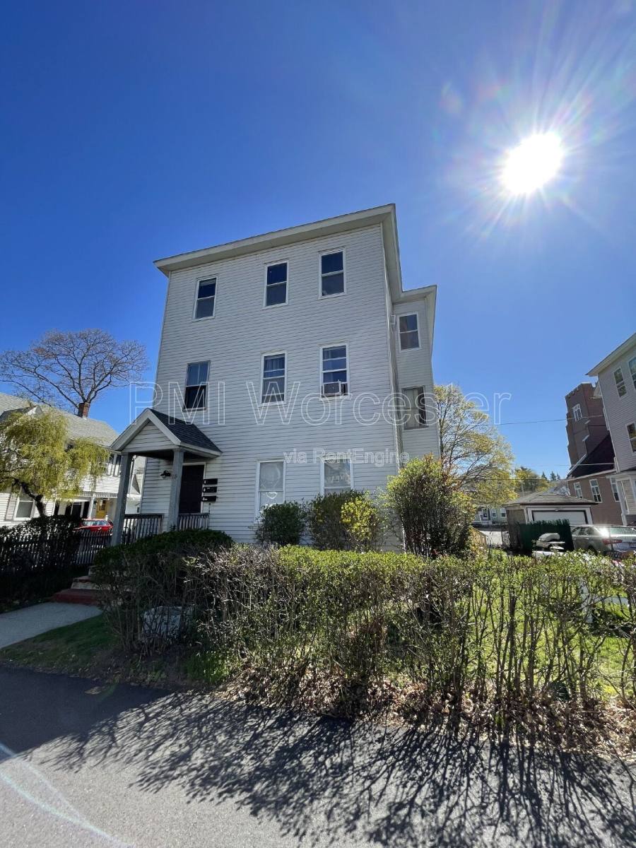 Apartment for rent at 119 W St, Worcester, MA 01609
