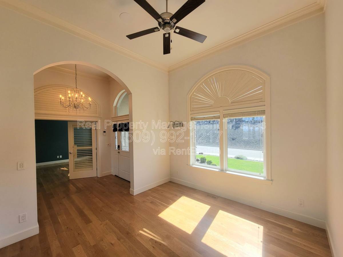 House for rent at 1644 Naples Lane, Richland, WA 99352