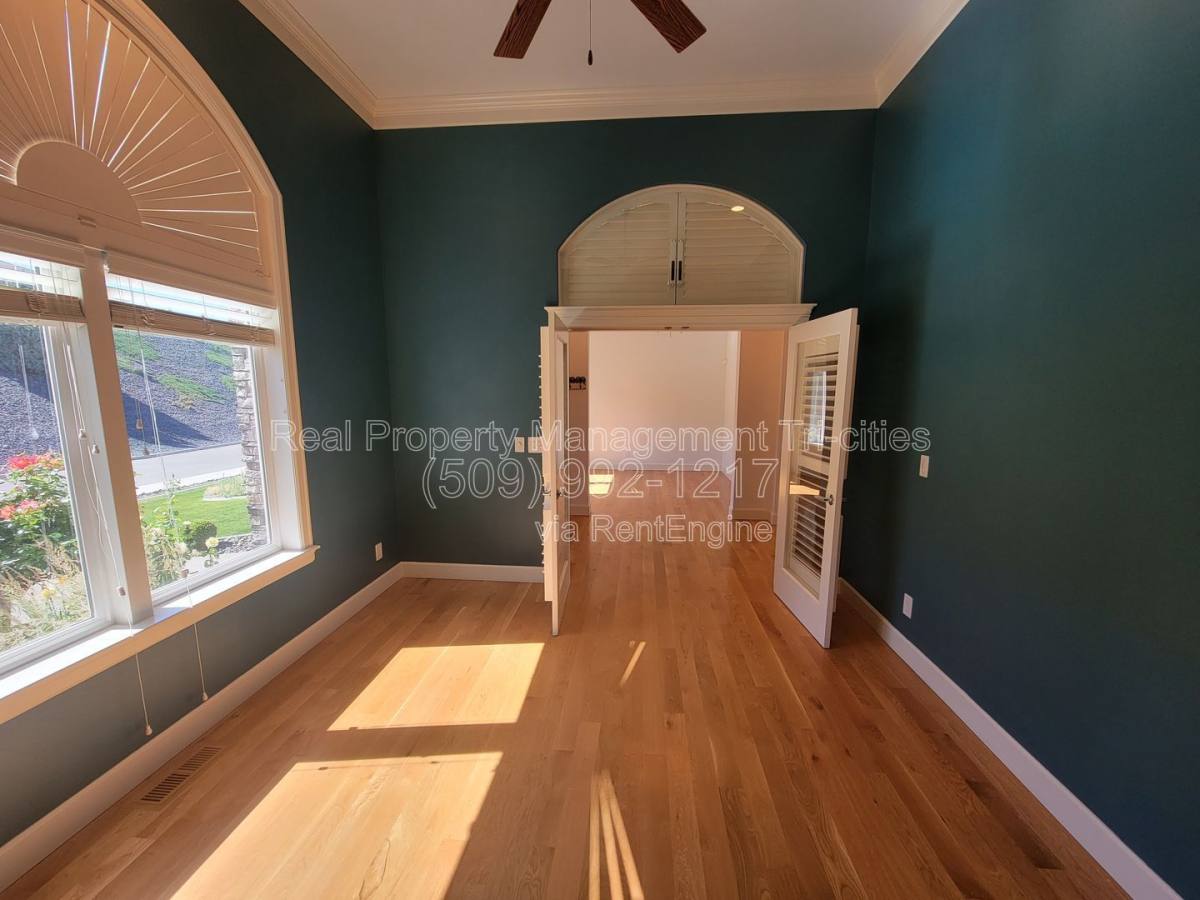 House for rent at 1644 Naples Lane, Richland, WA 99352