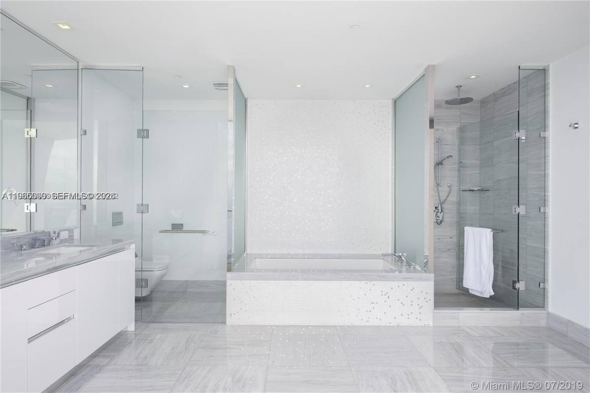 Apartment for rent at 16901 Collins Ave #1905, North Miami Beach, FL 33160