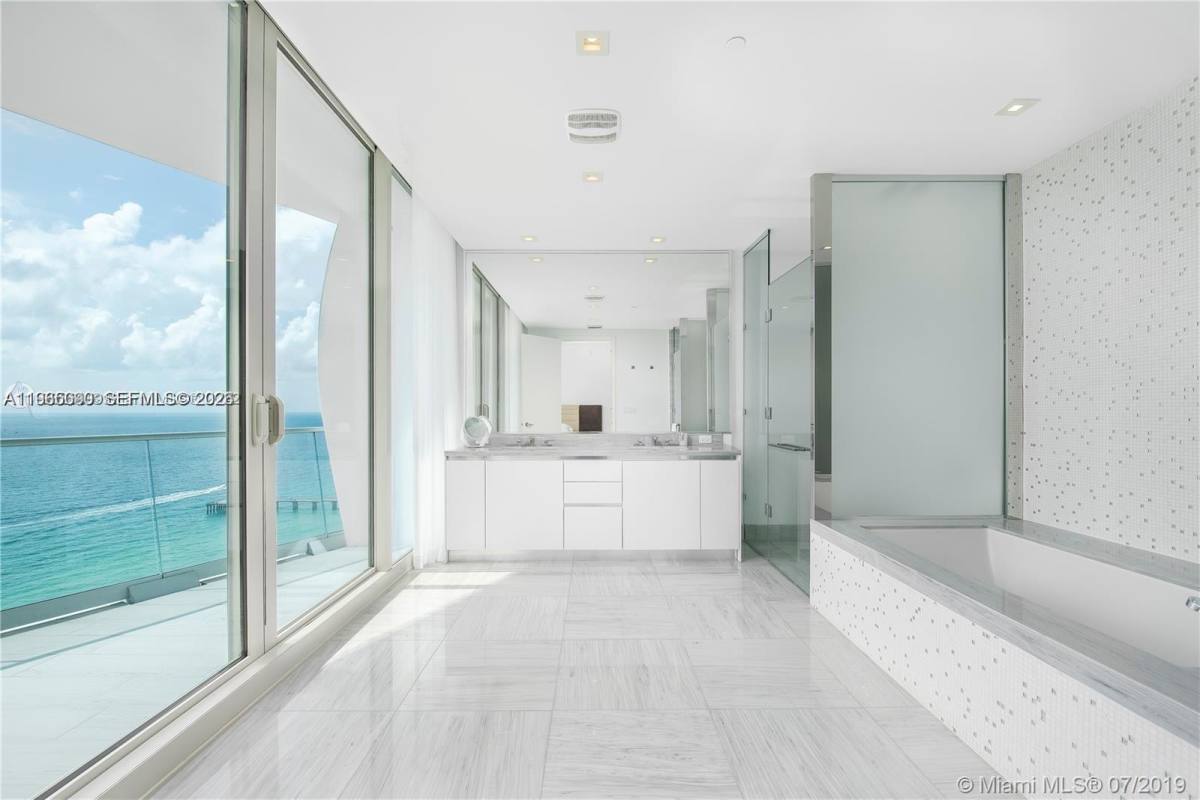 Apartment for rent at 16901 Collins Ave #1905, North Miami Beach, FL 33160