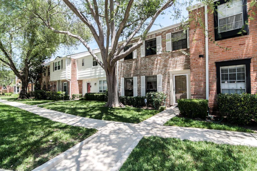 Townhouse for rent at 1305 Country Place Dr, Houston, TX 77079