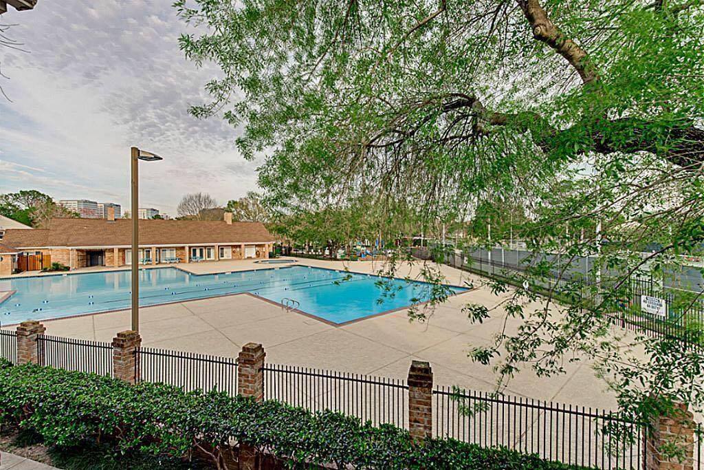 Townhouse for rent at 1305 Country Place Dr, Houston, TX 77079