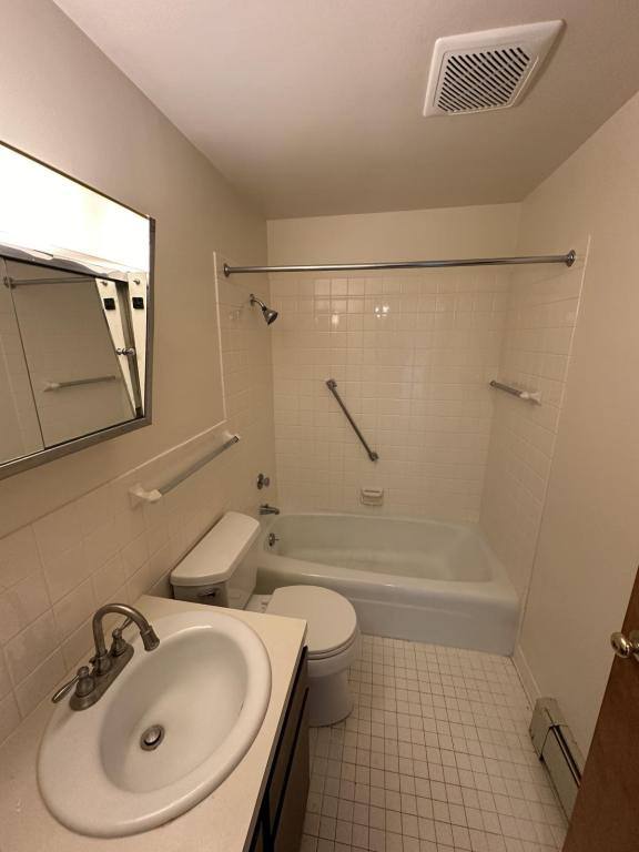Apartment for rent at 1366 Western Ave, Green Bay, WI 54303