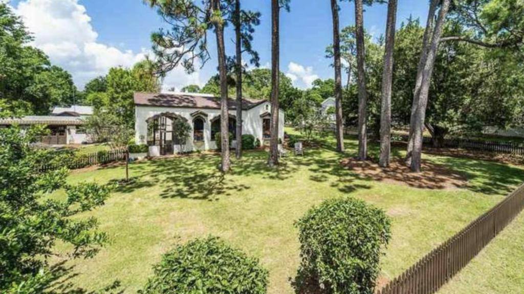 House for rent at 109 Gaston Ave, Fairhope, AL 36532