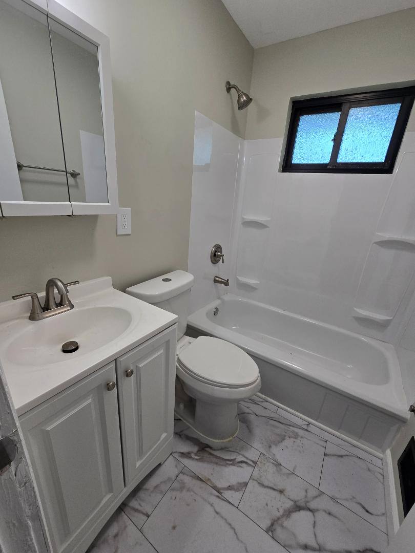 House for rent at 240 McAlpine Dr, Saint Louis, MO 63137