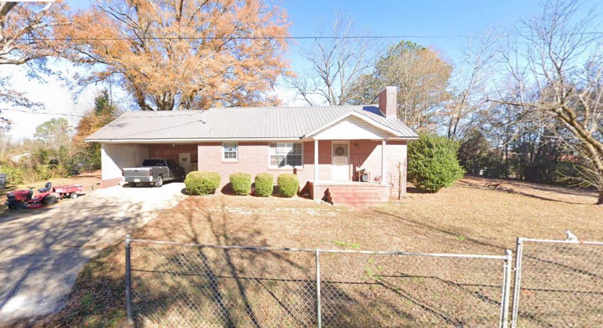 House for rent at 122 14th St NW, Fayette, AL 35555