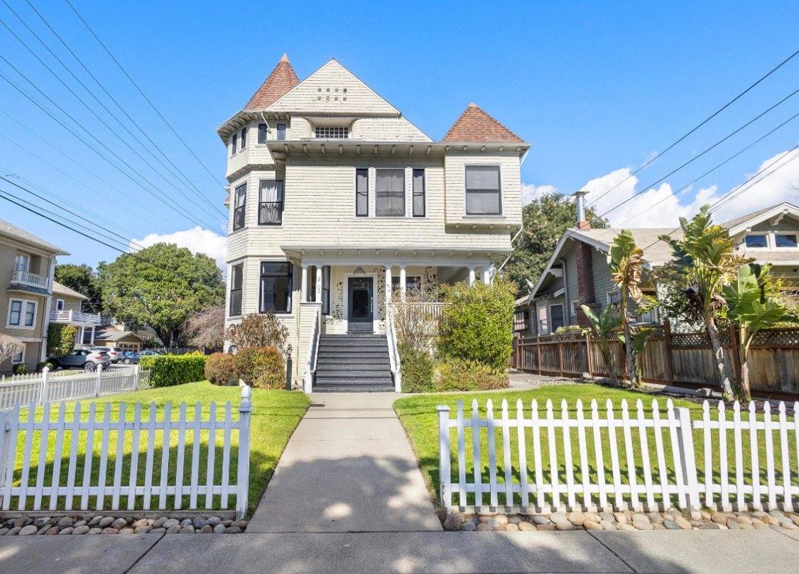 Apartment for rent at 2103 Clinton Ave #B, Alameda, CA 94501
