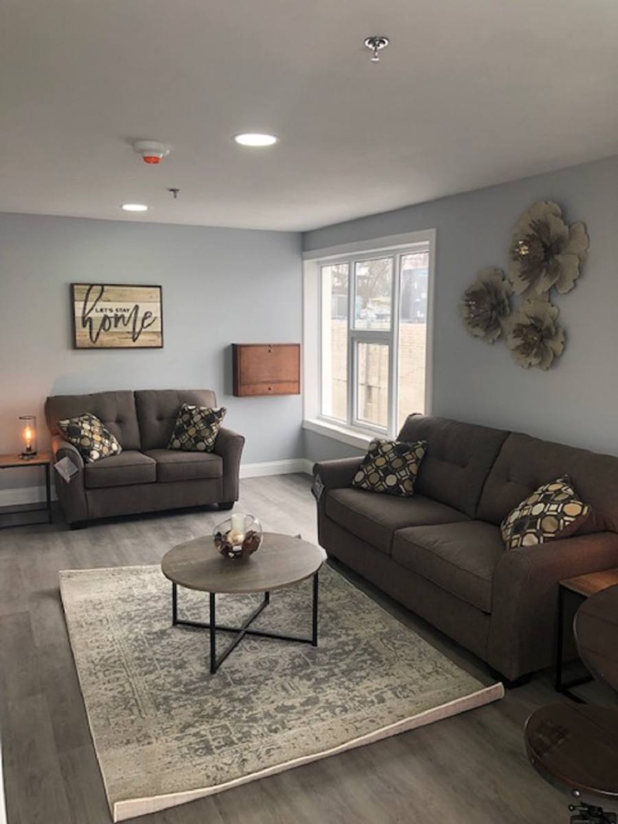 Townhouse for rent at 815 E Market St, Akron, OH 44305