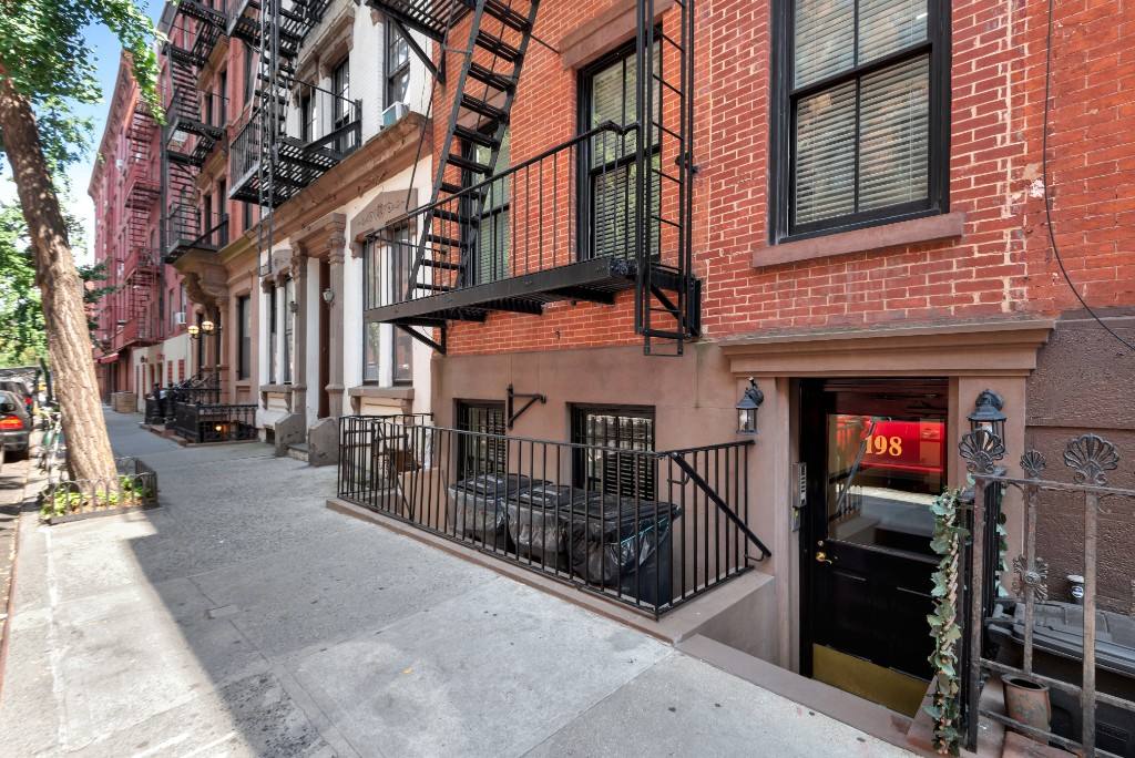 Townhouse for rent at 198 W 10th St #7, New York, NY 10014
