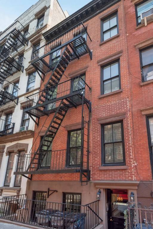 Townhouse for rent at 198 W 10th St #7, New York, NY 10014