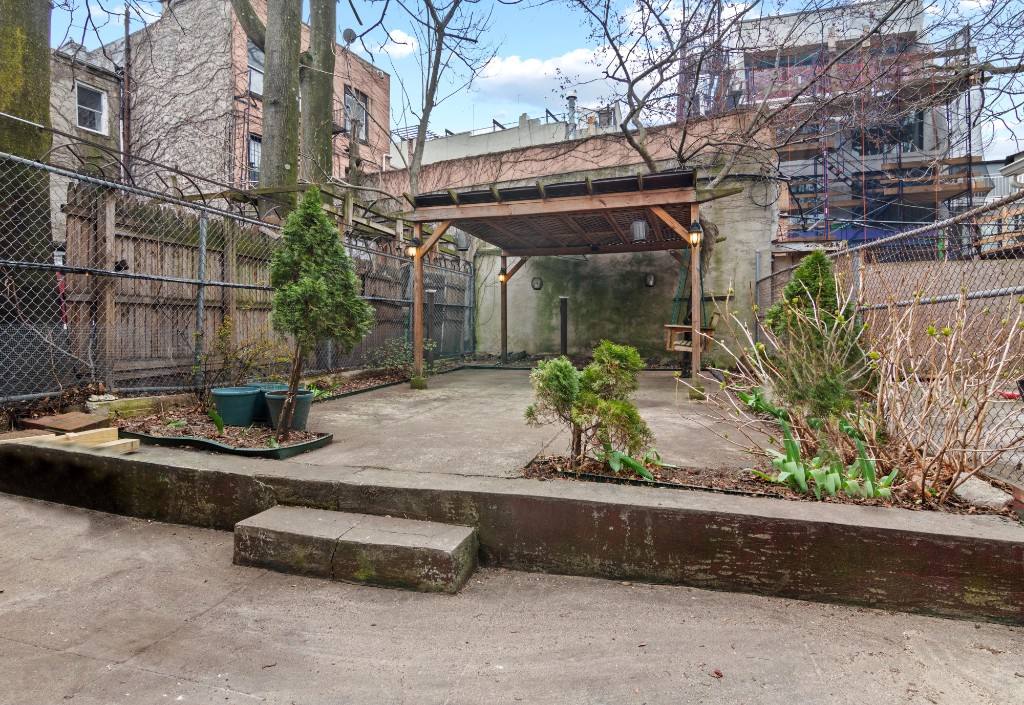 Townhouse for rent at 136 Adelphi St, Brooklyn, NY 11205